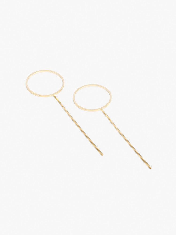 Catch earring gold, made by The Boyscouts.