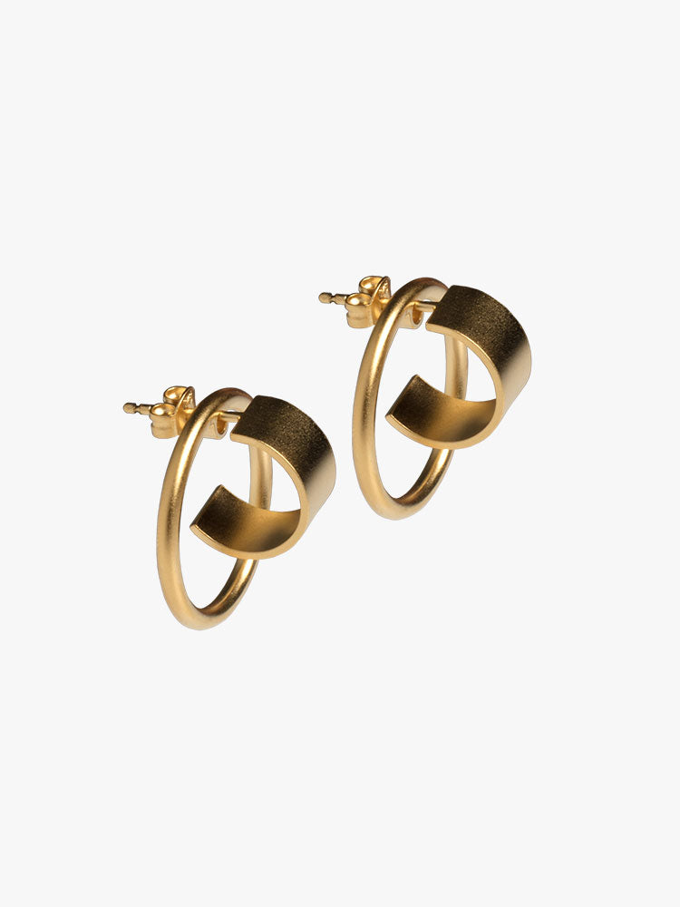earring Atlas matt gold, made by The Boyscouts.